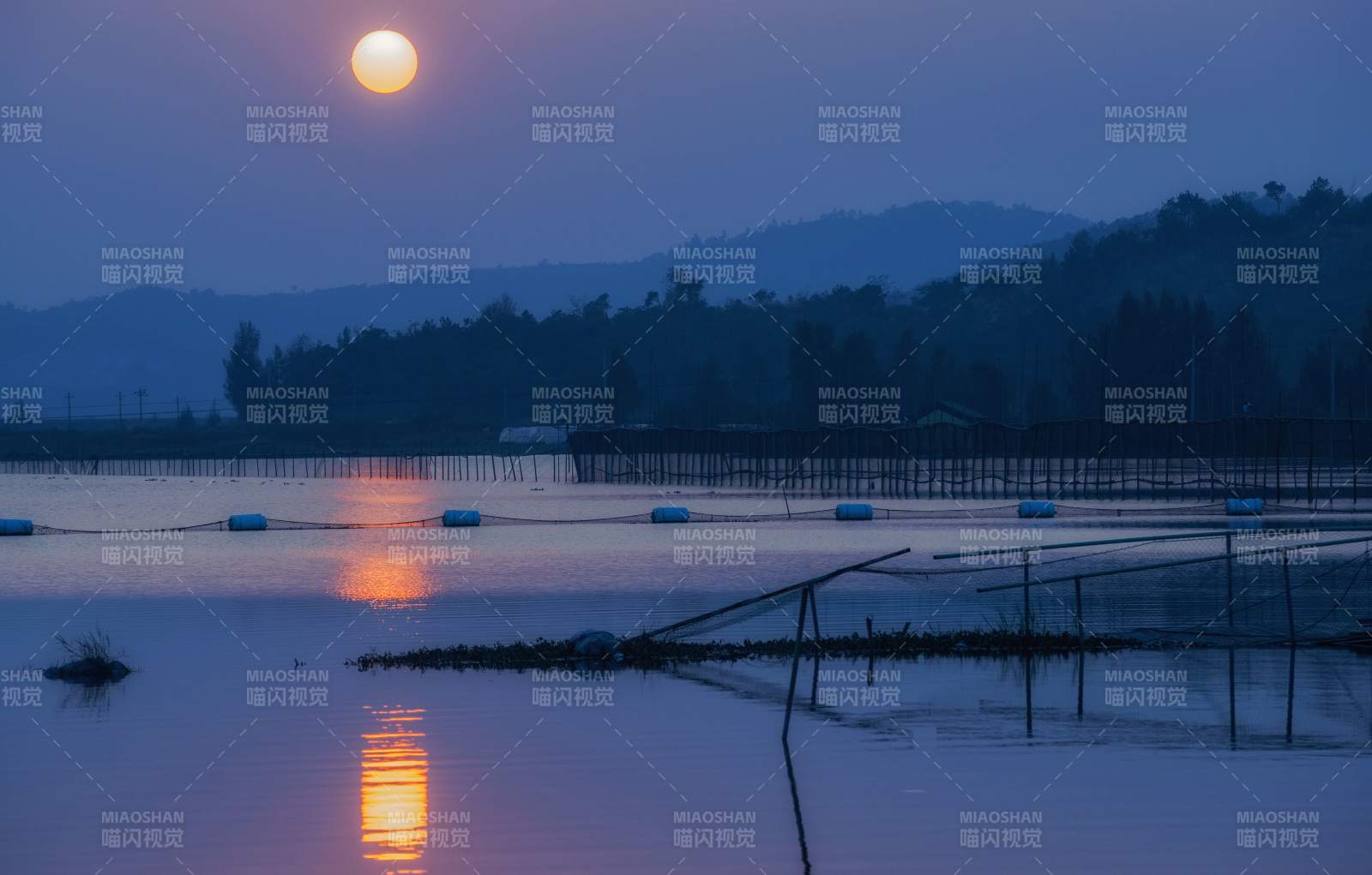 湖畔月色映水靜謐夜景