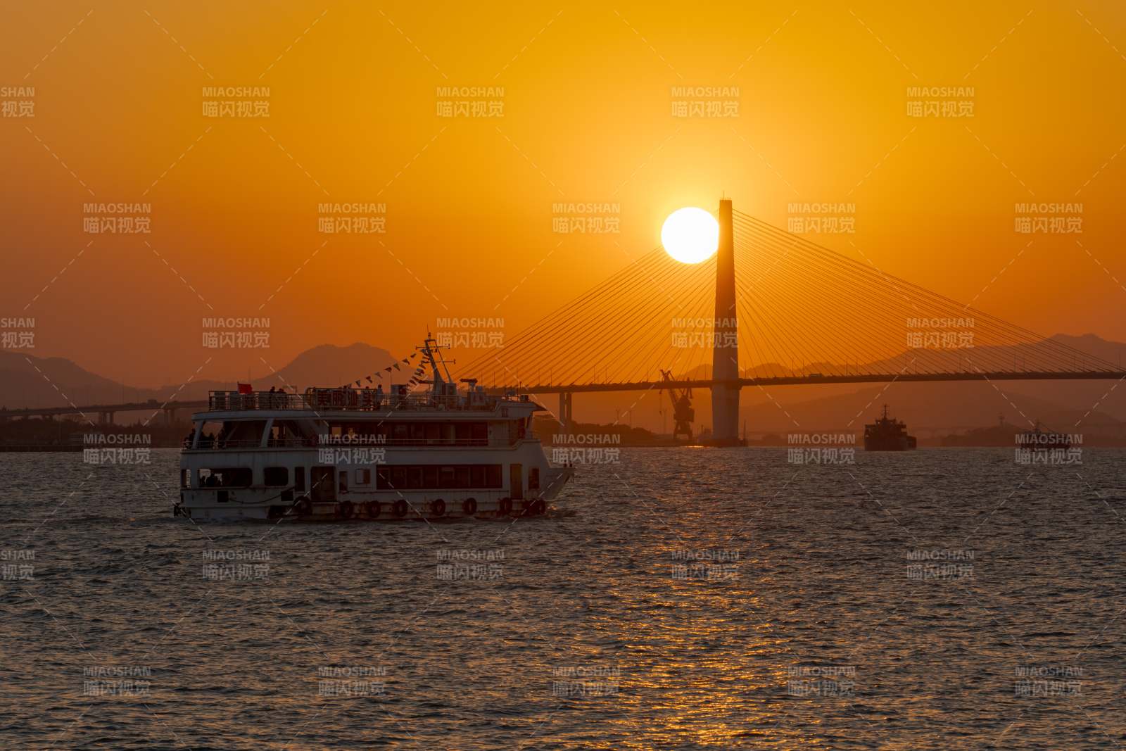 夕陽(yáng)下的跨海大橋與游船