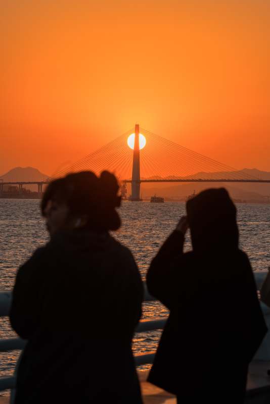 夕陽下的橋與剪影