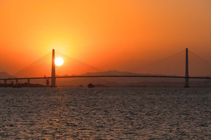 夕陽下的跨海大橋