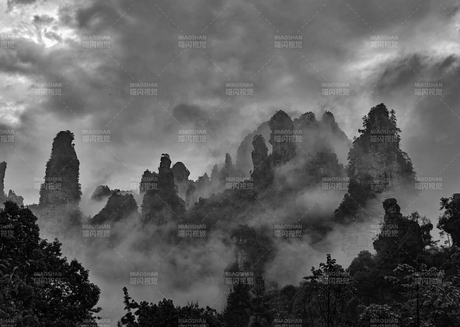 云霧繚繞的山峰奇景張家界