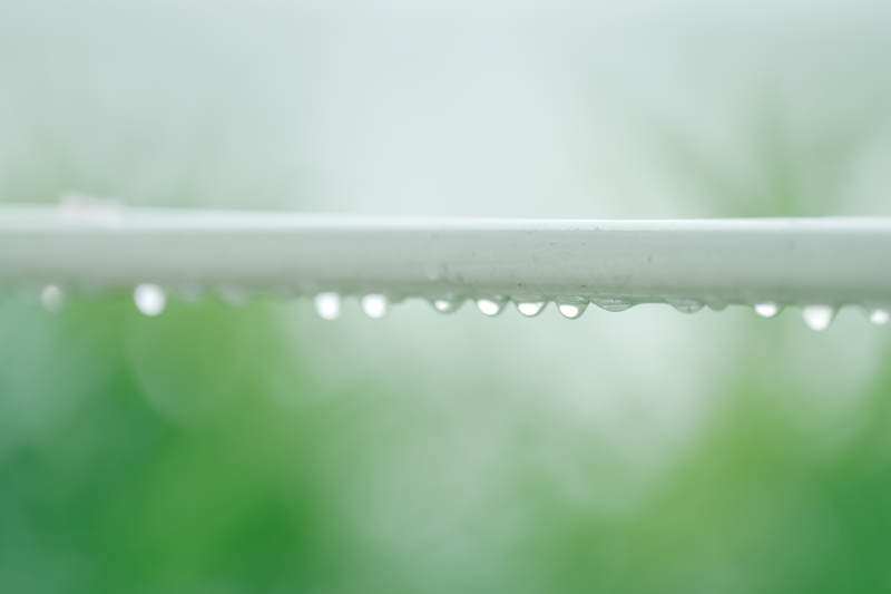 雨滴在欄桿上的瞬間