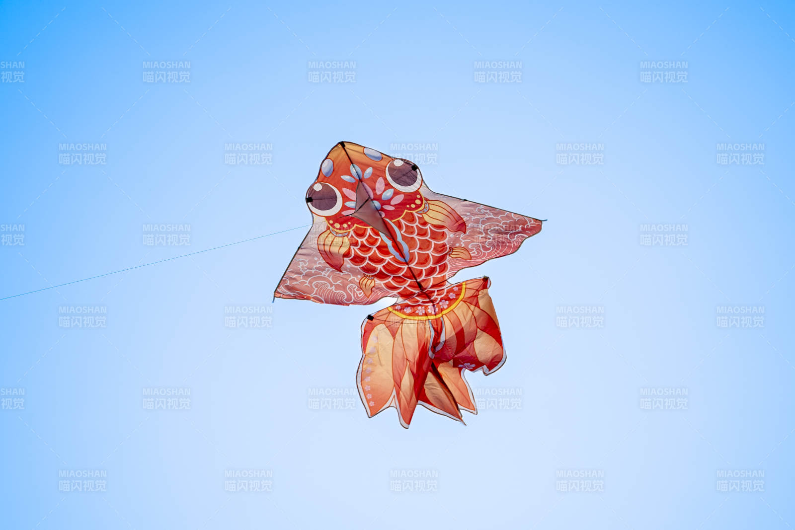 空中飛舞的魚形風箏