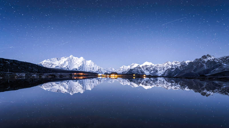 雪山夜景 湖面倒影如夢