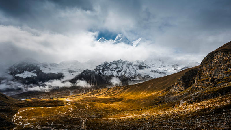 雪山云海 金黃山谷