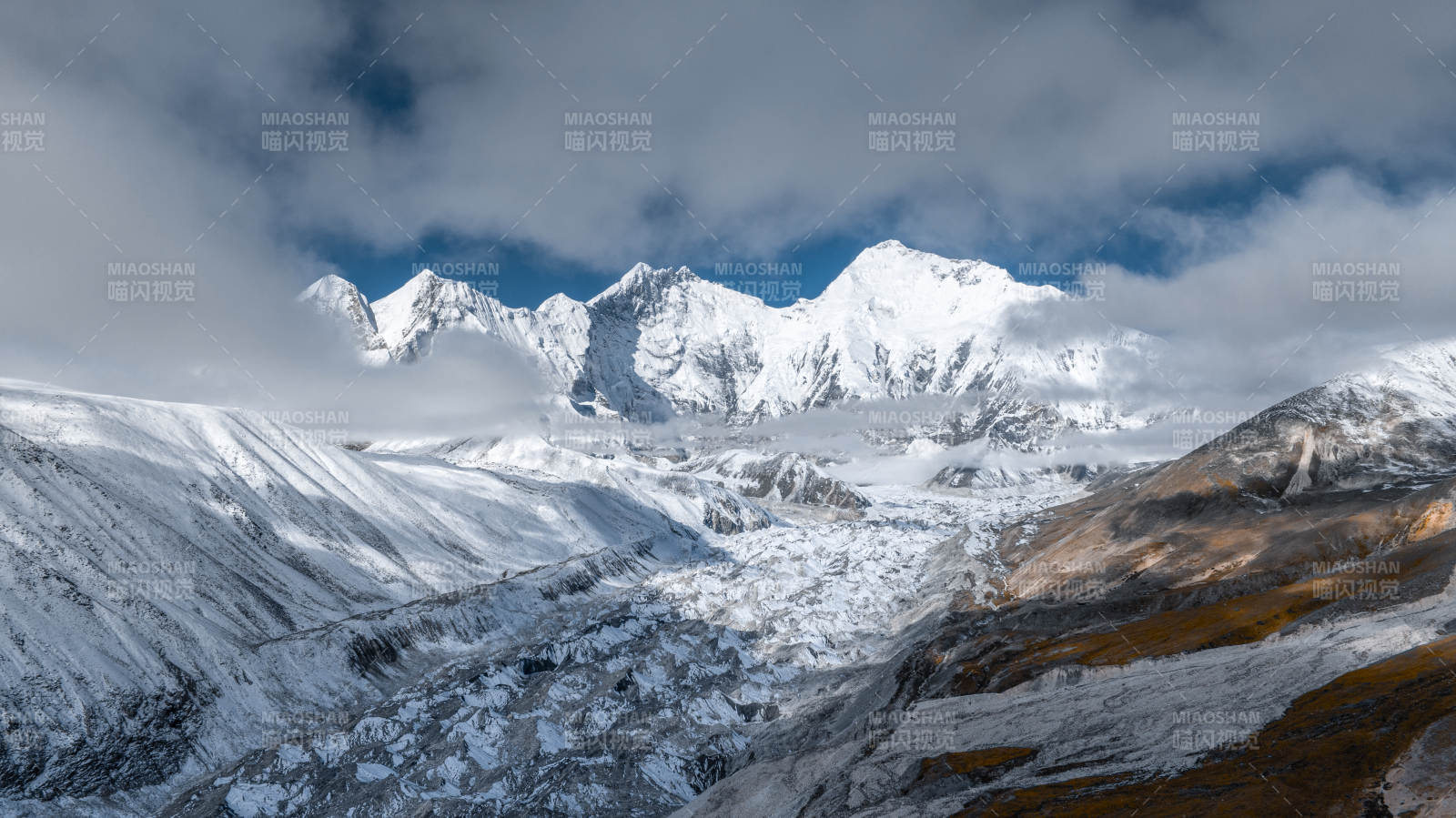 雪山云海 壯麗景觀