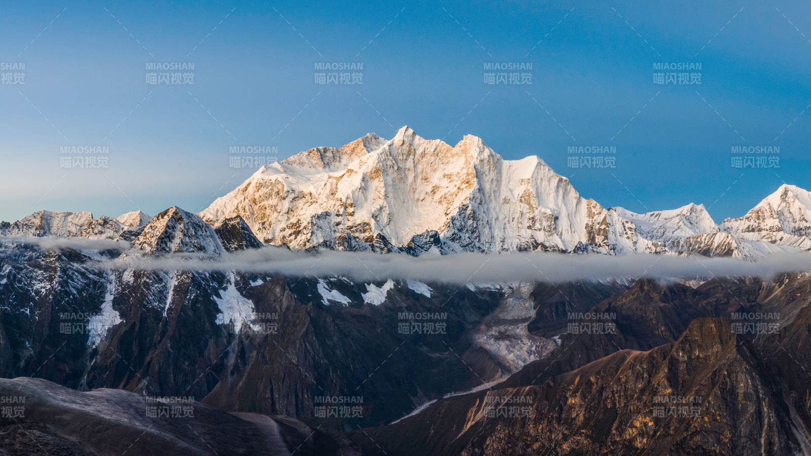 雪山云海 壯麗景色