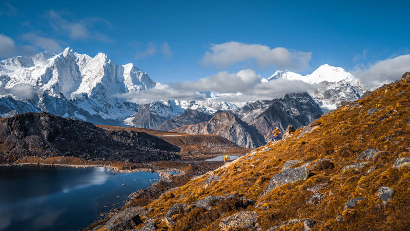 雪山湖畔秋色濃