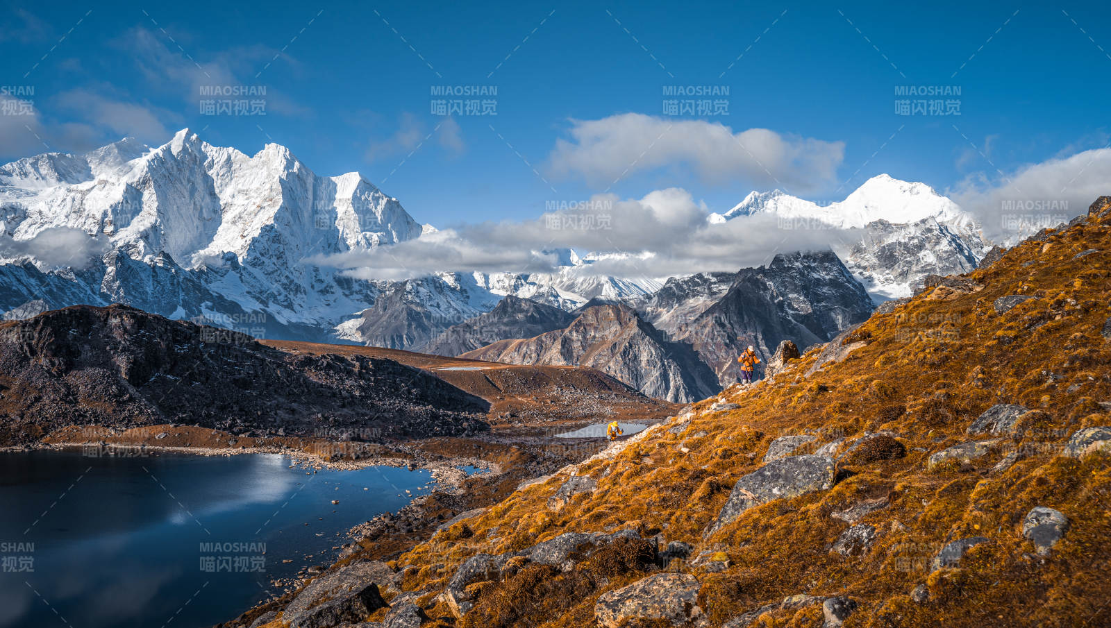 雪山湖畔秋色濃