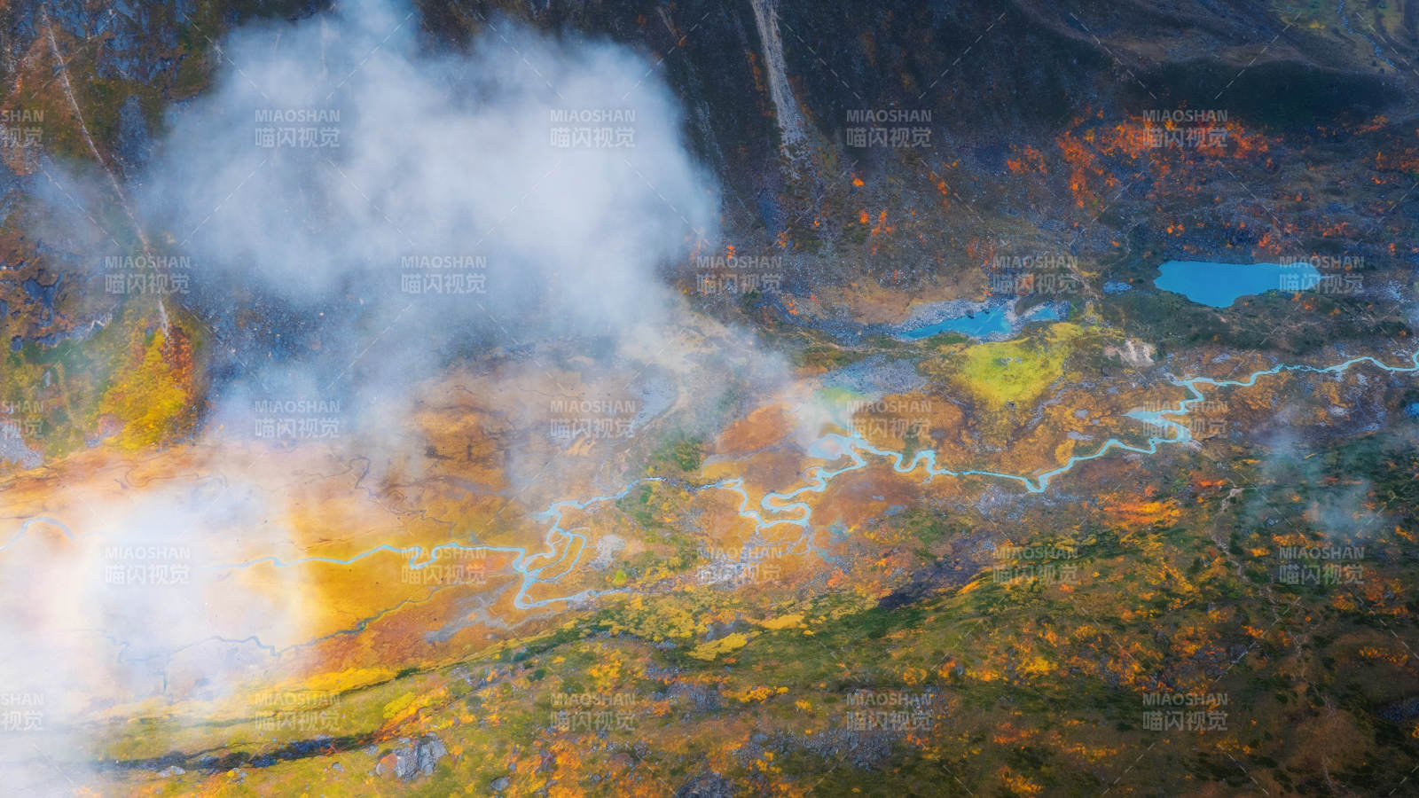 秋日山谷云霧繚繞圖