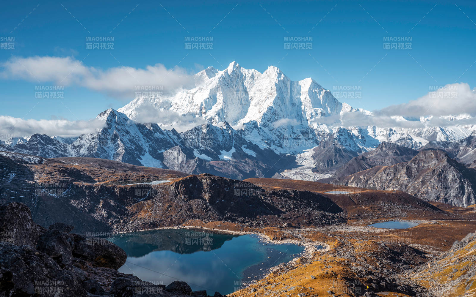 雪山湖景 秋色迷人
