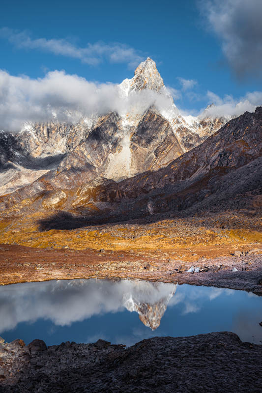 雪山倒影湖畔秋景