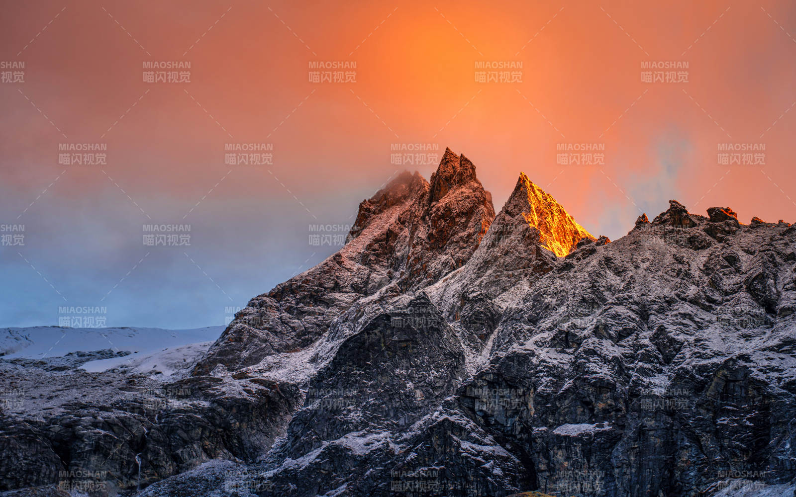 雪山夕照 金輝映頂