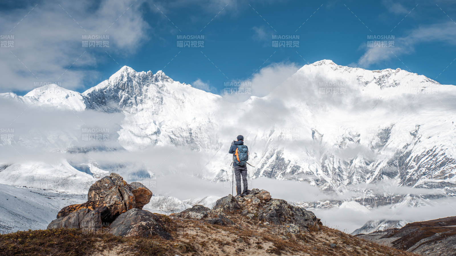 雪山之巔 獨行者望遠