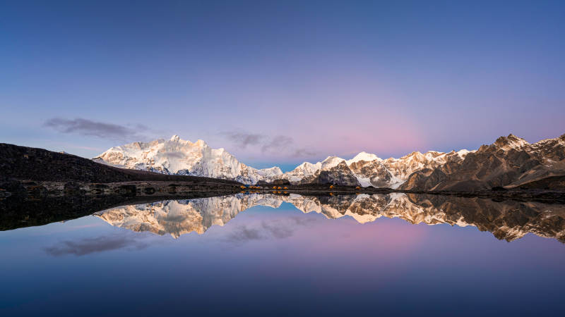 雪山倒影 靜謐湖面