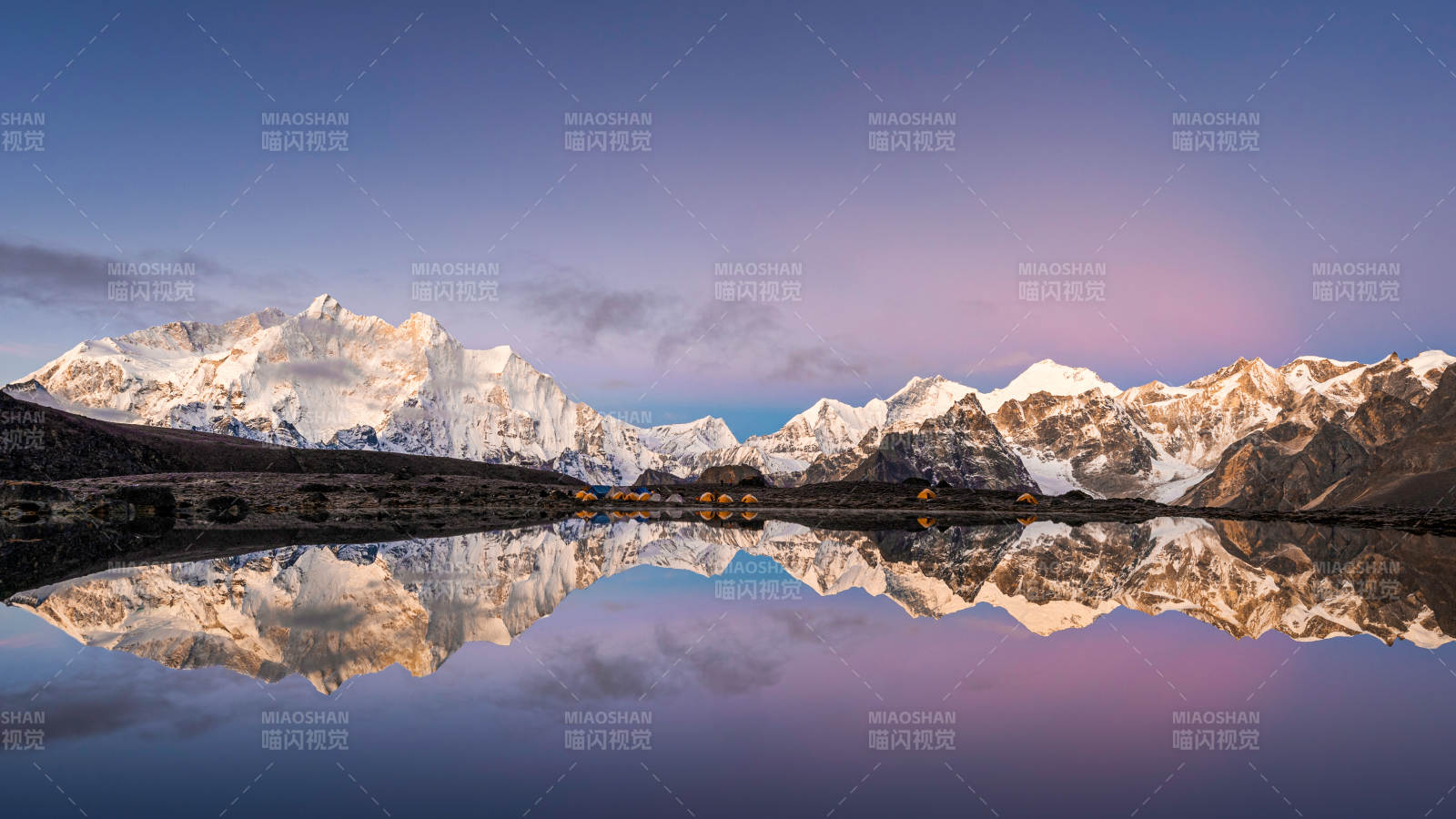 雪山湖畔 晨曦倒影