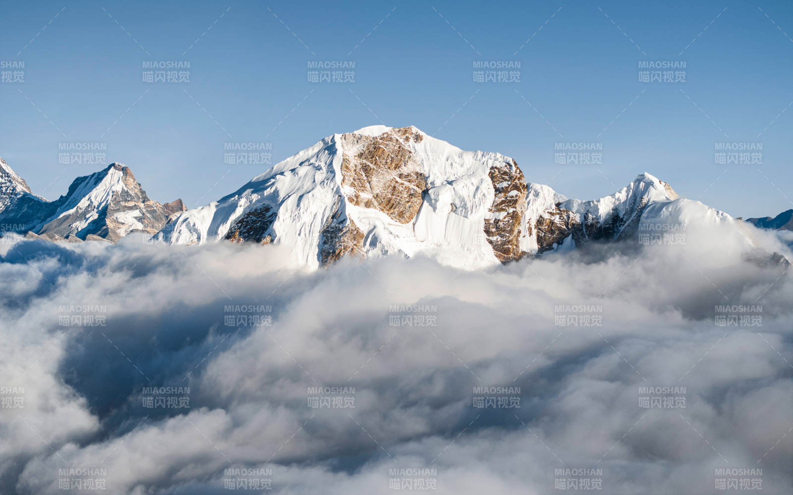 雪山云海 壯麗景色