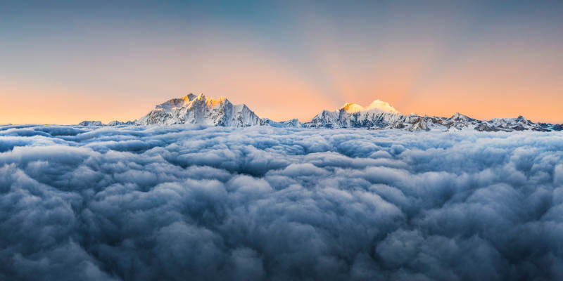 云海之上 雪山晨曦
