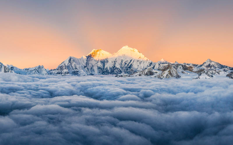 雪山云海日出美景