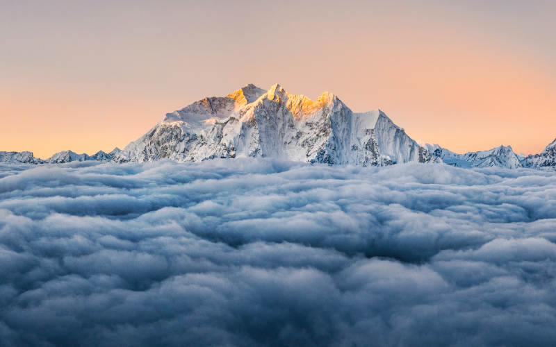 云海之上 雪山之巔