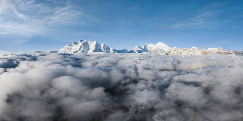 云海之上 雪山巍峨