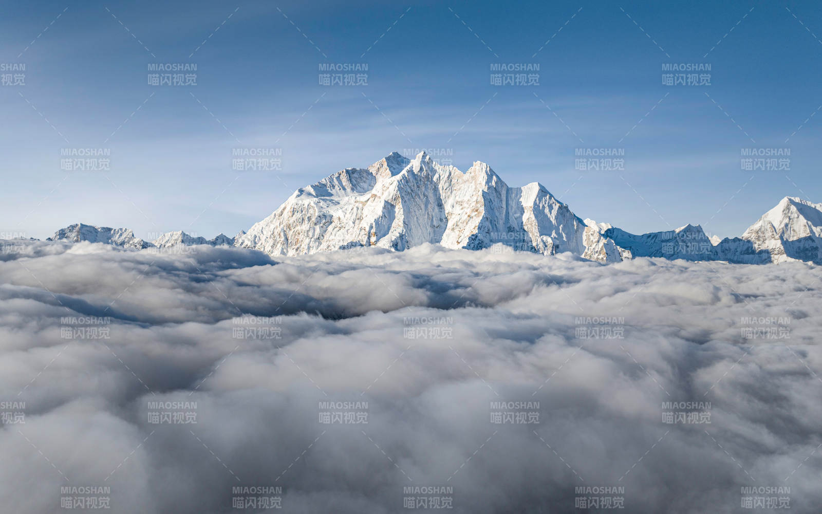雪山之巔 云?？澙@