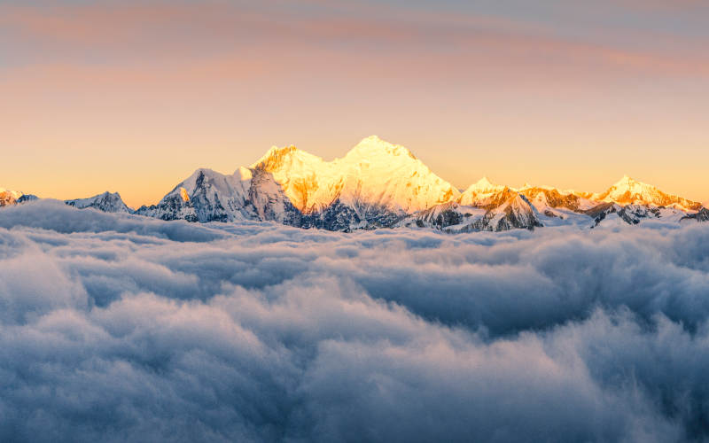 雪山云海日出美景