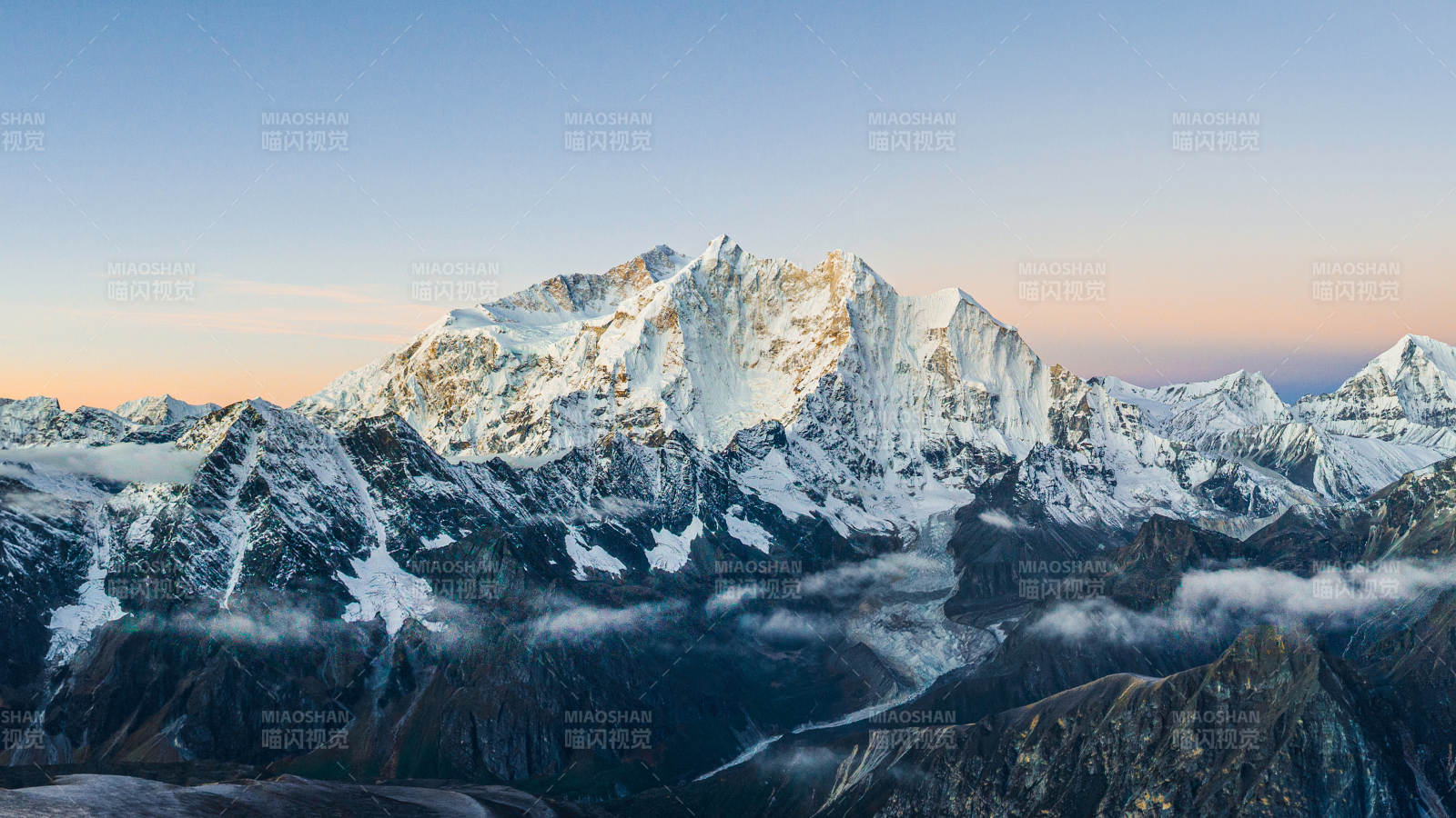 雪山晨曦 壯麗景色