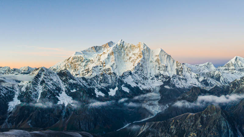 雪山晨曦 壯麗景色