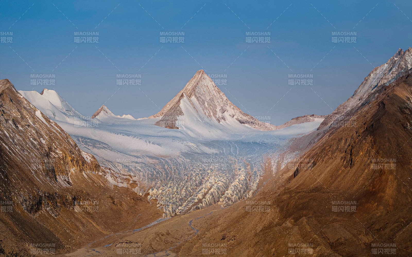 雪山峽谷壯麗景色