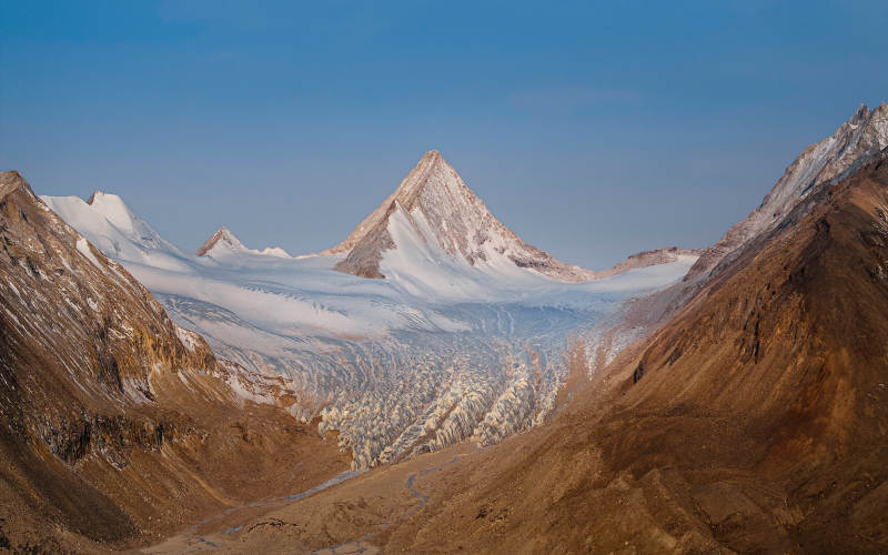 雪山峽谷壯麗景色