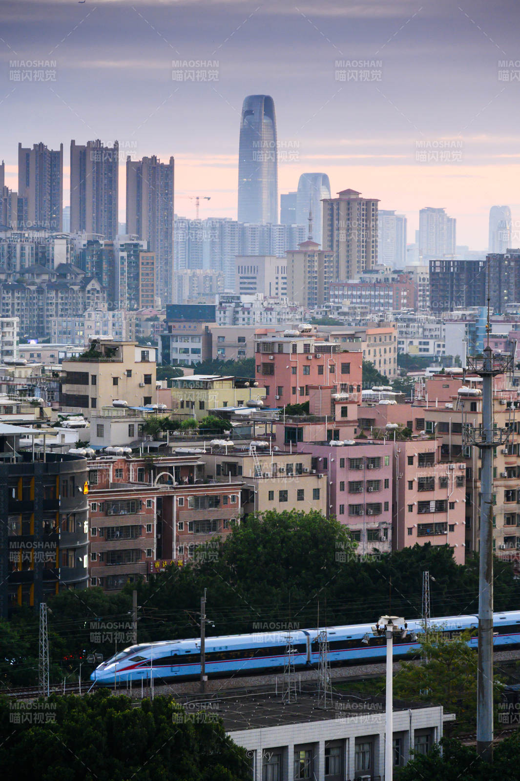 列車穿梭廣州高樓間