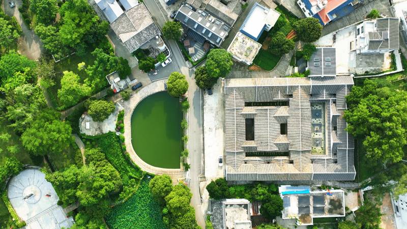 空中俯瞰綠意盎然庭院