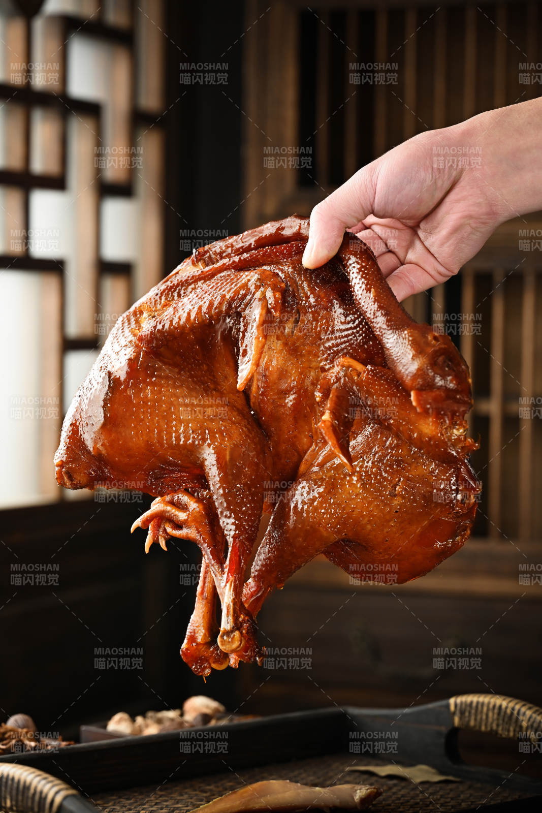 手提香酥烤鴨 色澤誘人