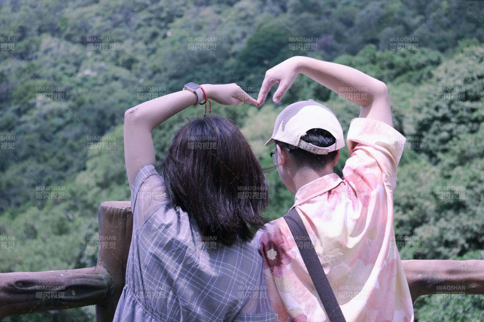 攜手共賞山間美景