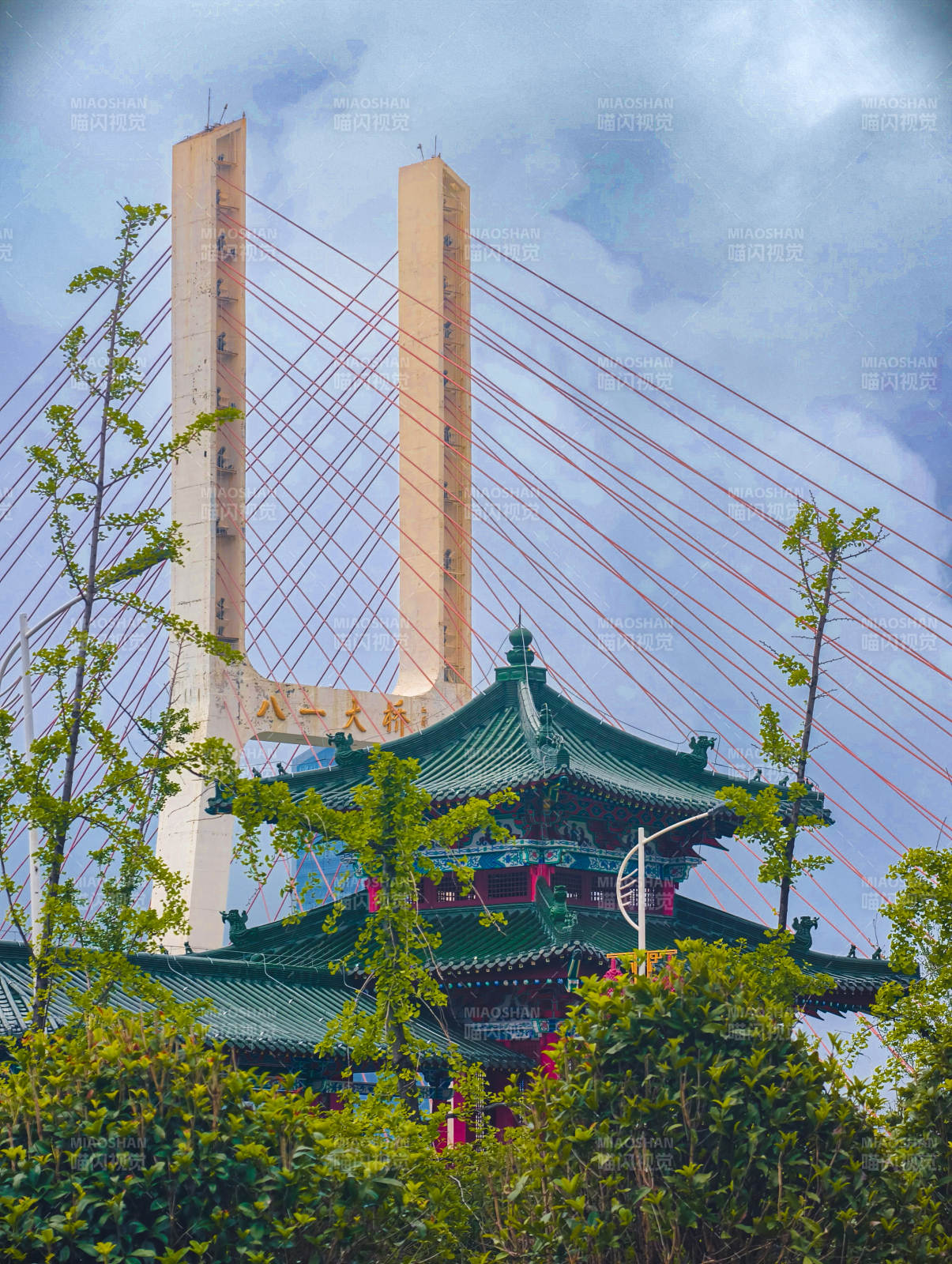 遠處的南昌八一大橋
