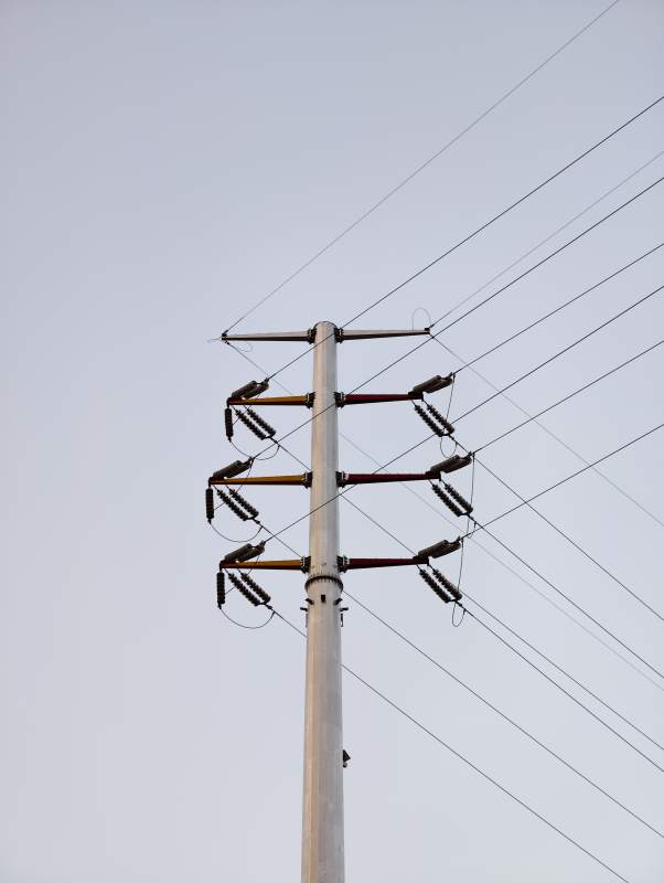 電線桿與多條電纜連接