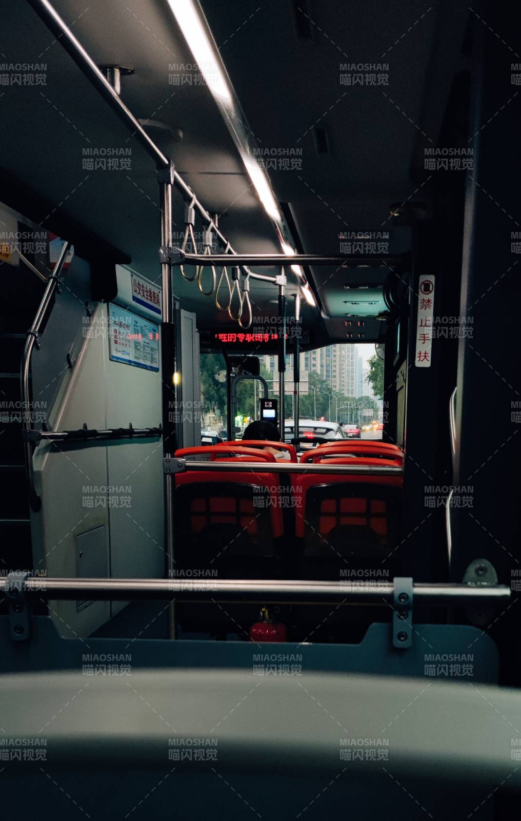 公交車內(nèi)景 空座與扶手