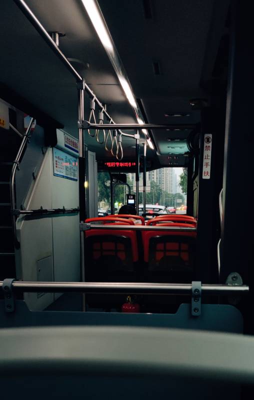公交車內景 空座與扶手