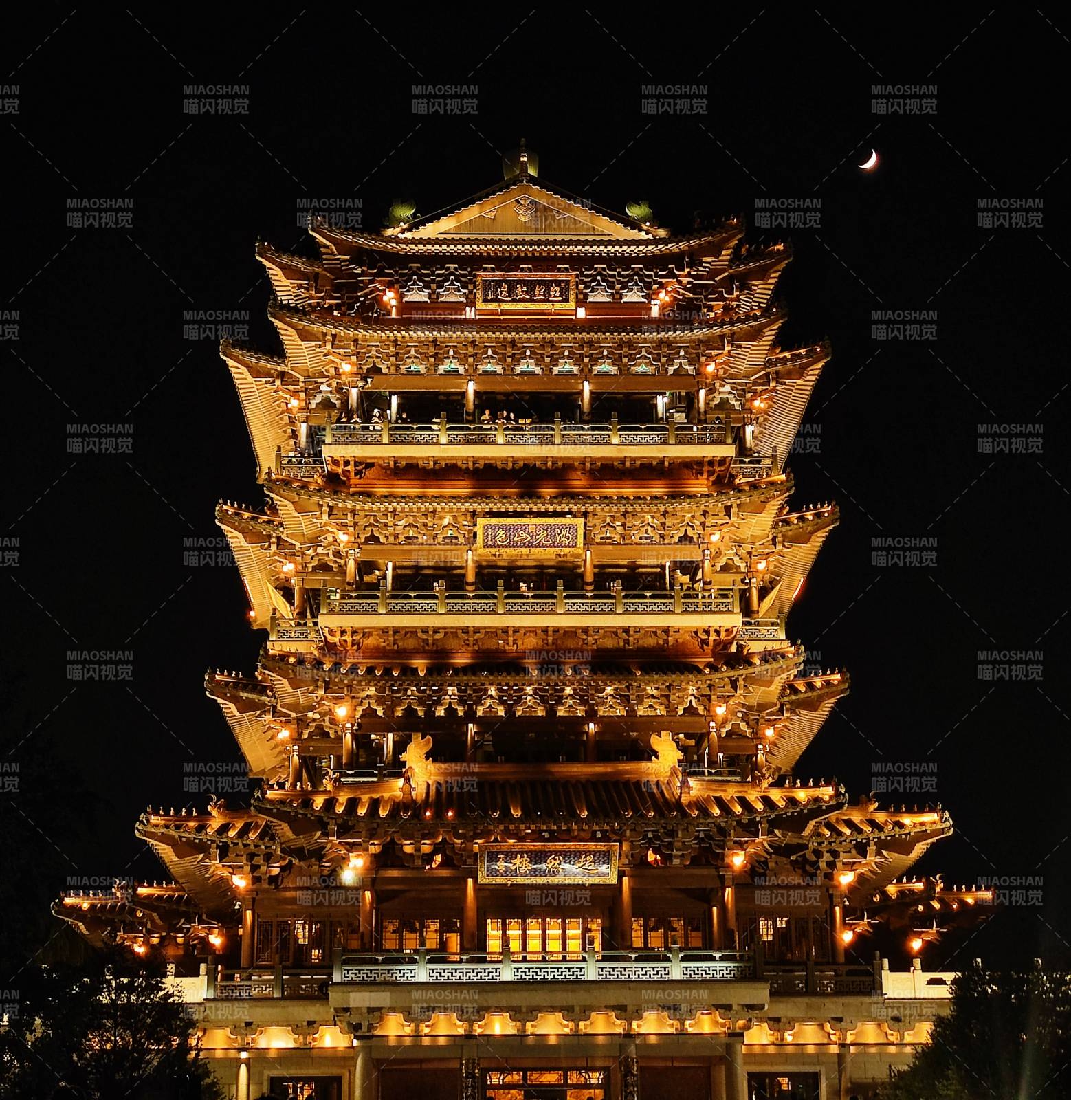 夜景古塔 輝煌燈火映月