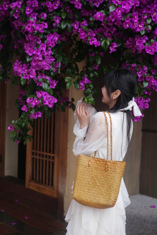 花下女子 靜謐時光