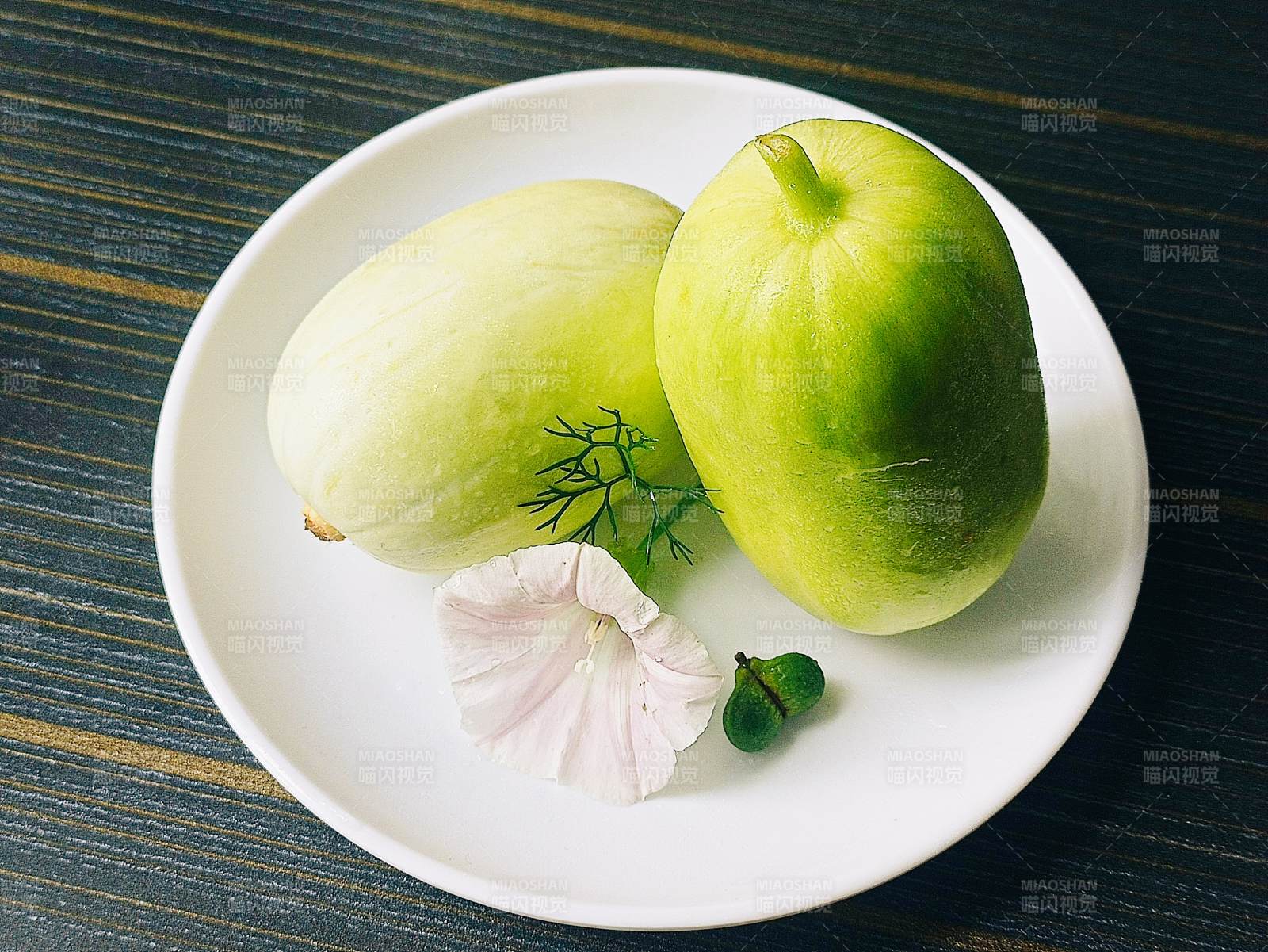 青色果實與花瓣裝飾盤中