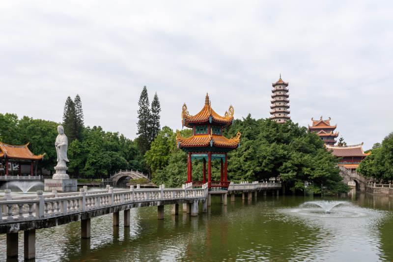 福州西禪寺湖畔古塔映綠樹