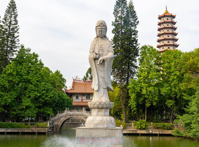 福州西禪寺觀音像與古塔映水景