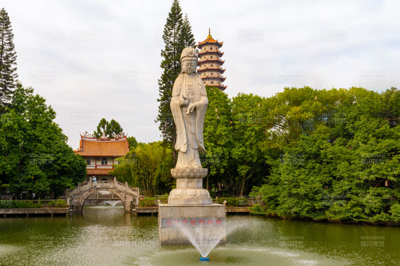 福州西禪寺湖心觀音像與綠樹相映