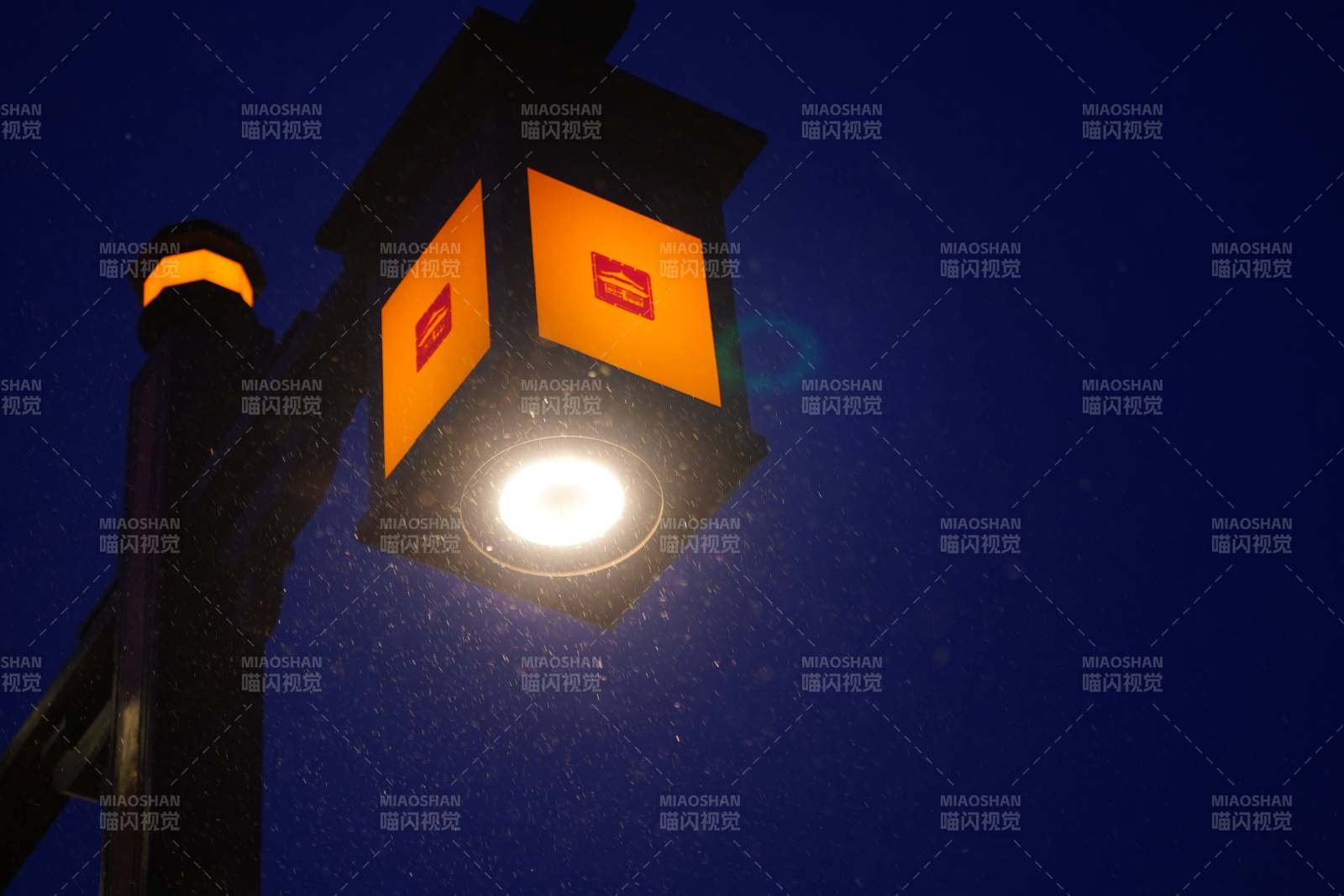夜幕下的溫暖街燈