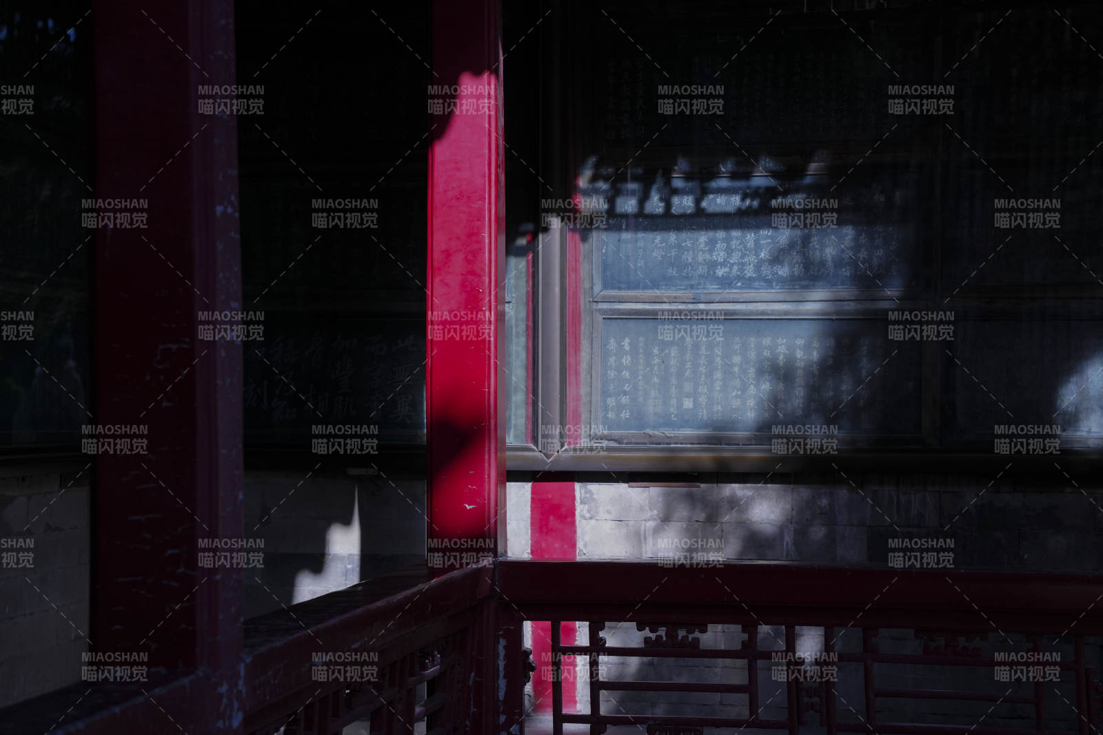 光影交錯的古建筑一角