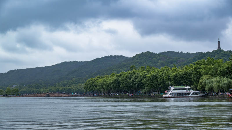 西湖游船與遠(yuǎn)山景色