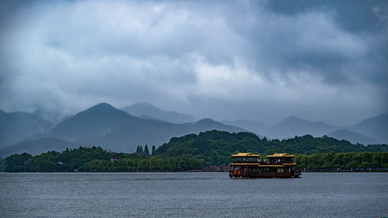 西湖煙雨 游船悠悠