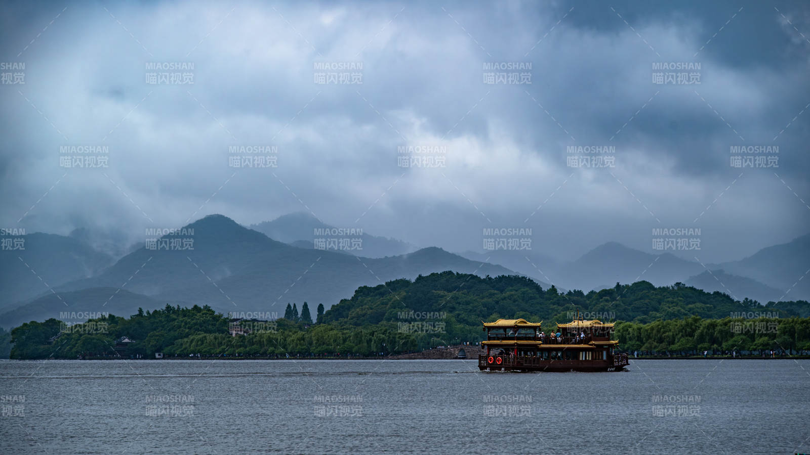 西湖煙雨 游船悠悠